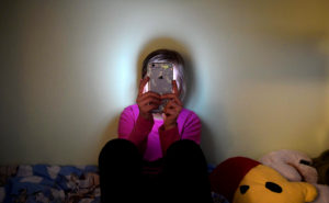 barn med smarttelefon