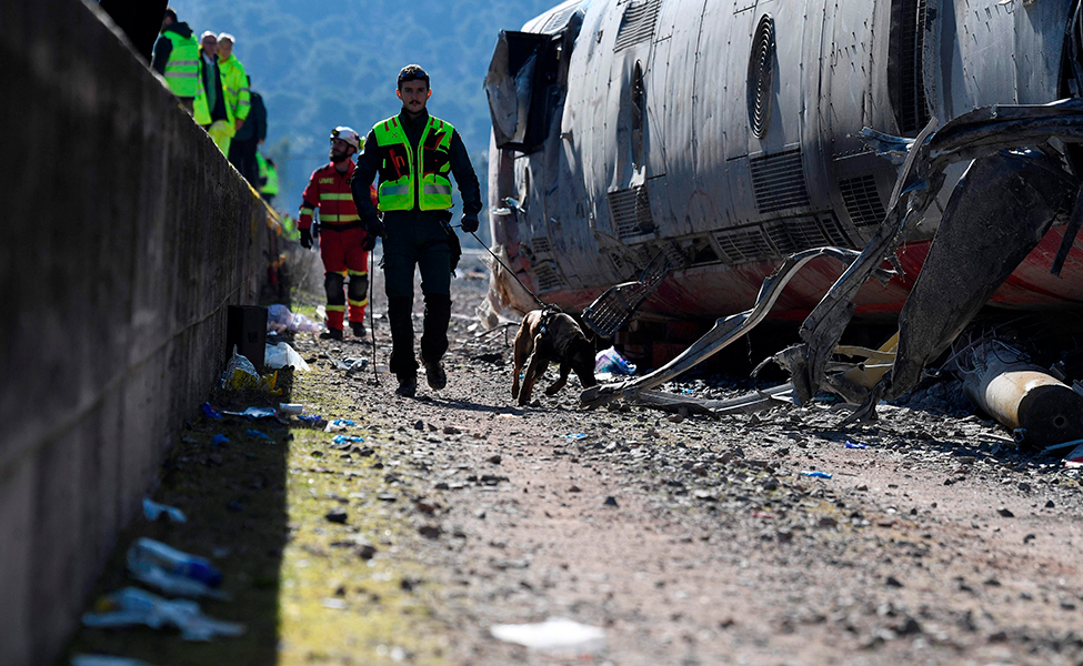 skadat tåg och räddningspersonal