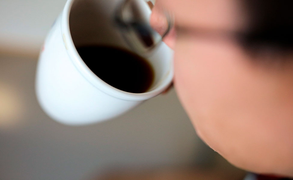 en person dricker kaffe