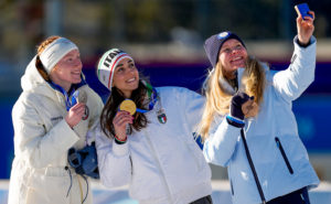 glada skidskyttedamer