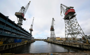 lyftkranar vid en hamnbassäng