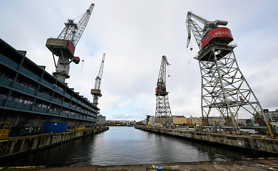 lyftkranar vid en hamnbassäng