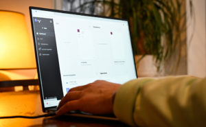 bildskärm och en hand