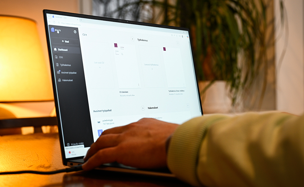 bildskärm och en hand