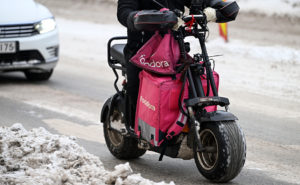 matbud på sin elmoped