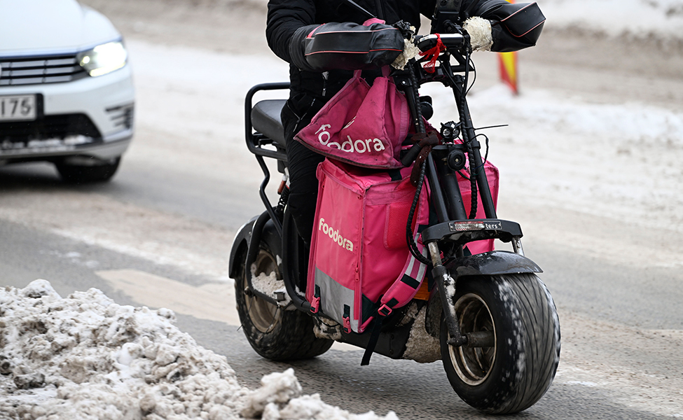 matbud på sin elmoped