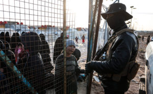 människor vid metallport