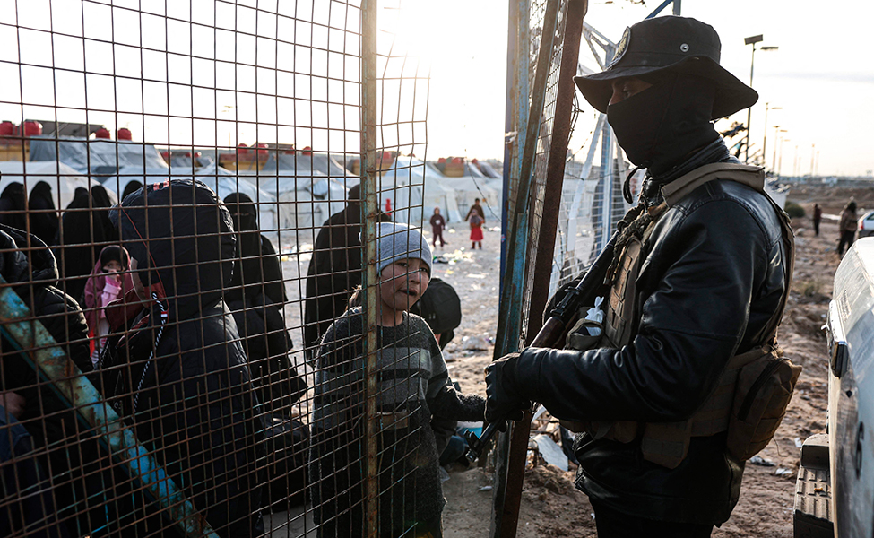 människor vid metallport