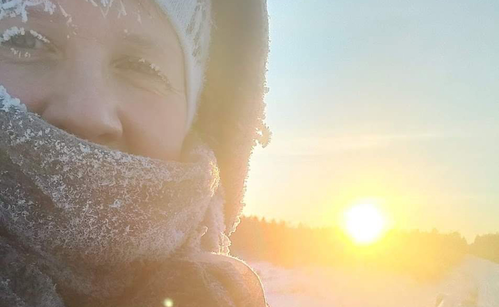 Kvinna med rimfrost i håret