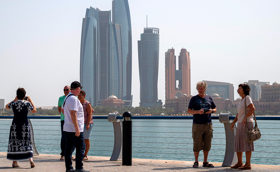 höga hus och människor