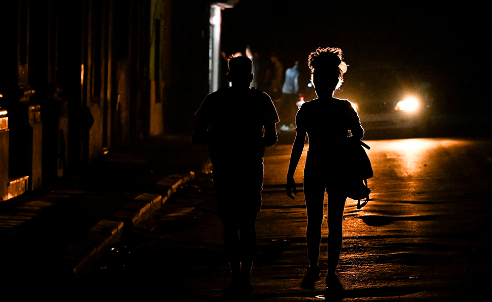 mörk gata i Havanna.