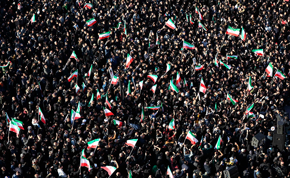 en stor folkmassa med flaggor