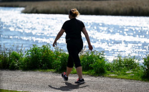 människa på promenad