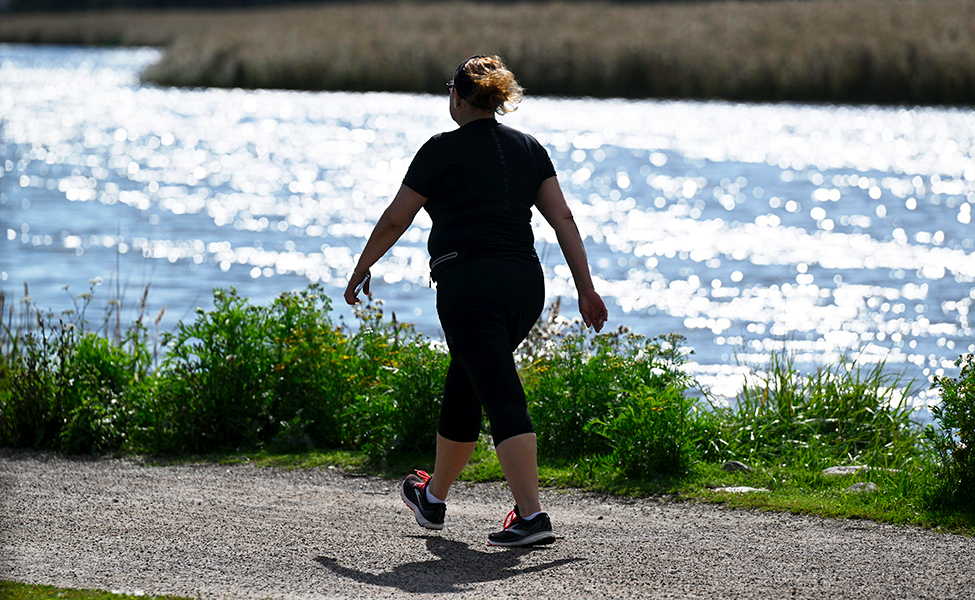 människa på promenad