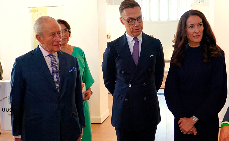 folk på utställning