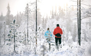 människor i naturen med snö