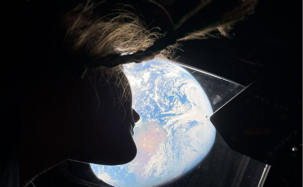 människoansikte och jordklotet