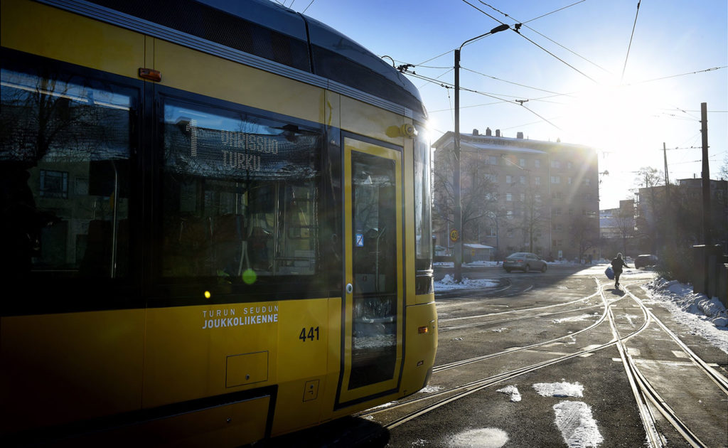 Det finns inga spårvagnar i Åbo nu. År 2033 börjar gula spårvagnar köra i Åbo.