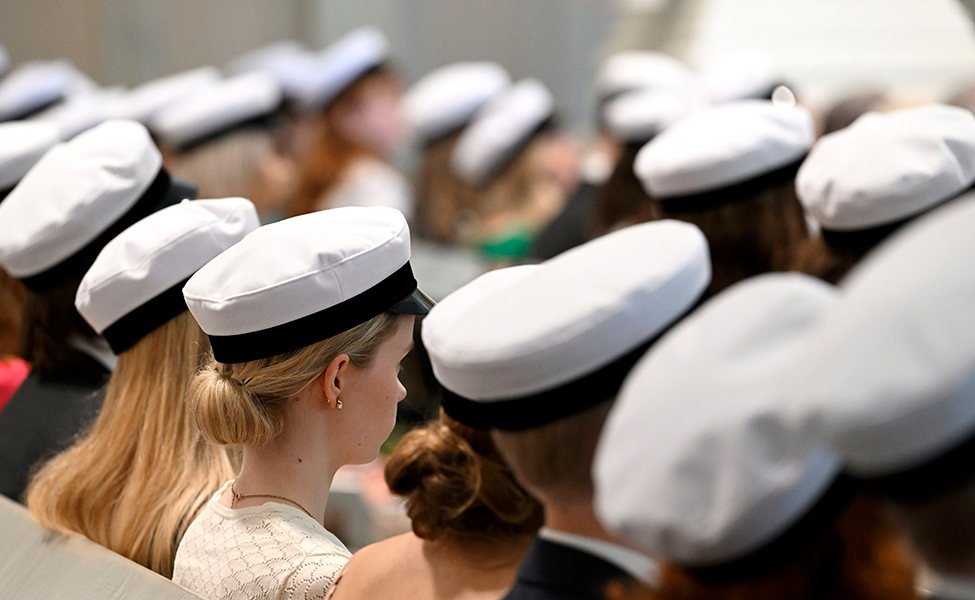 studenter med vita mössor