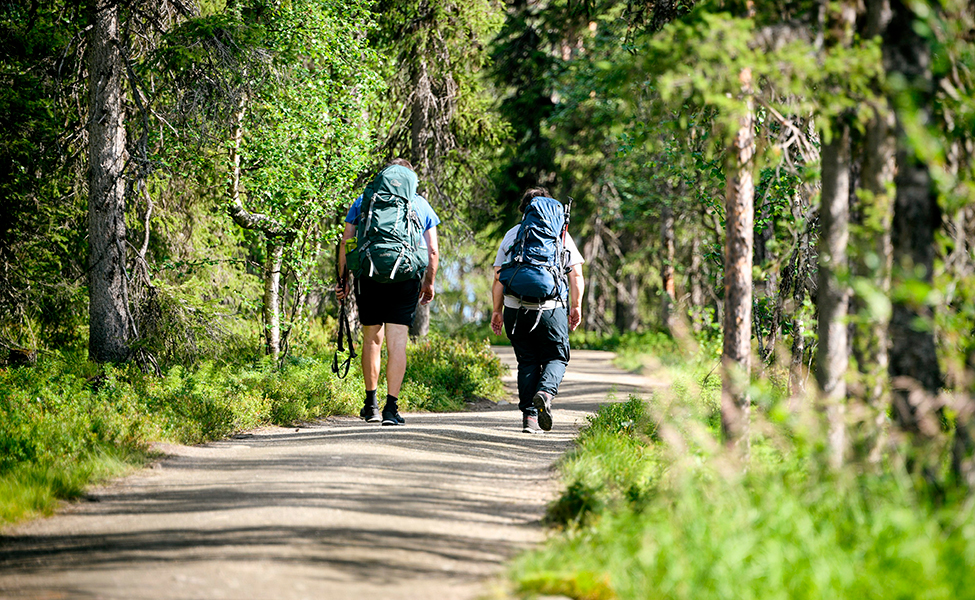vandrare med ryggsäckar