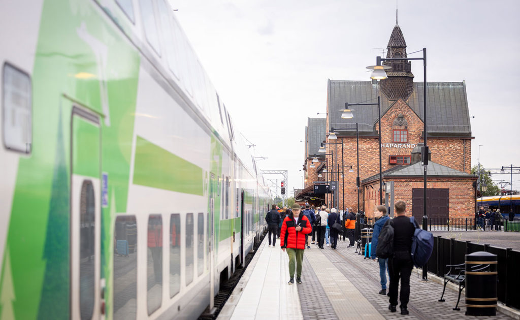 Det första persontåget från Finland till Haparanda i Sverige anlände på morgonen den 10 augusti.
