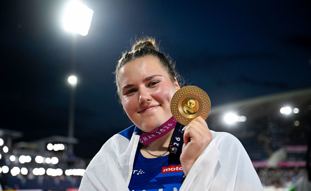 Silja Kosonen visar sin guldmedalj som hon vann i släggkastning i Europamästerskapen.