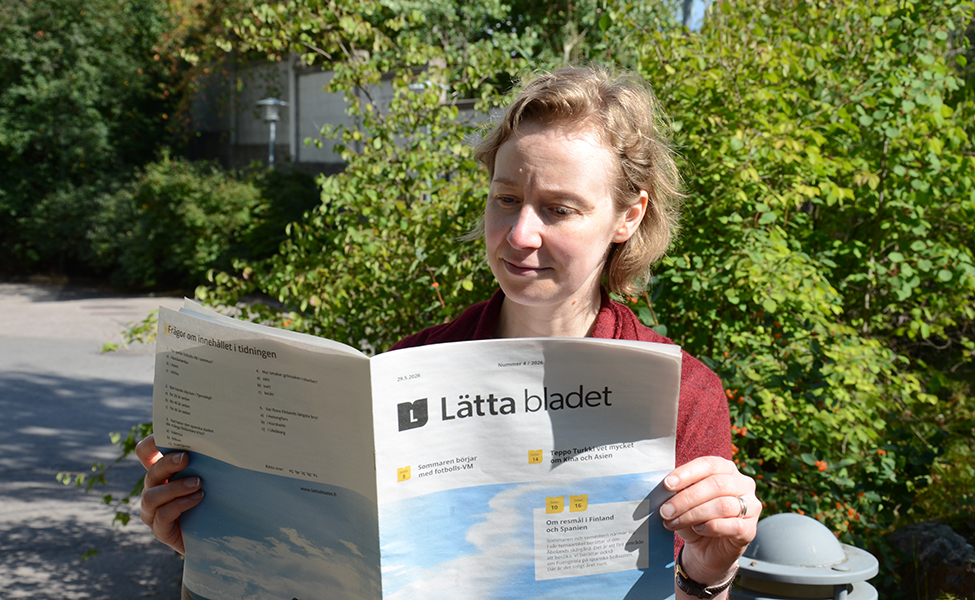 En person (Helena Holm-Cüzdan) läser Lätta bladet.