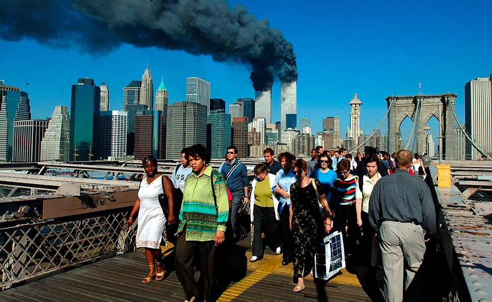 människor på en bro i New York 11.9.2001