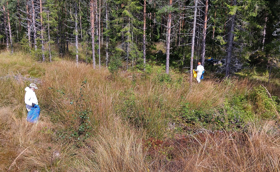 människor ute i terrängen