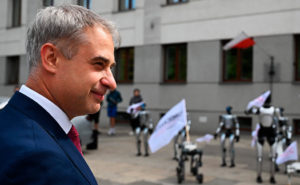 polsk minister tittar på robotar