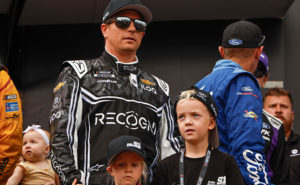 Kimi Räikkönen med sina två barn.
