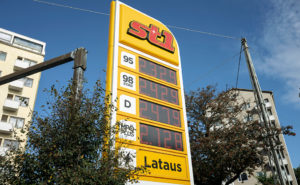 En skylt på en bensinstation. På skylten syns de aktuella bränslepriserna. Priset på 95 oktanig bensin är 2,328 euro per liter, 98 oktanig bensin 2,429 euro per liter, och diesel 2,479 euro per liter. MPÖ plus kostar 2,128 euro per enhet.