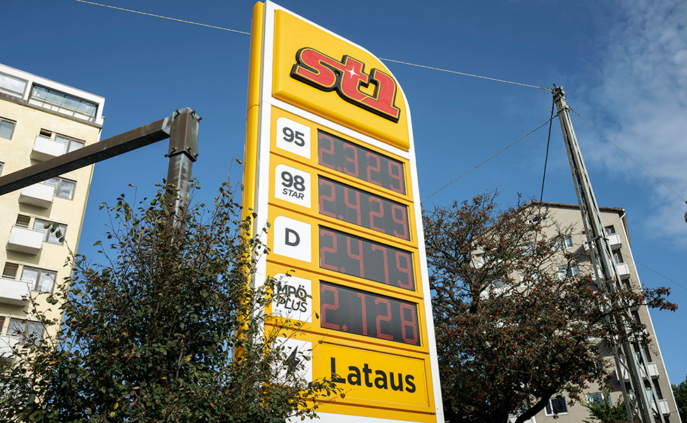 En skylt på en bensinstation. På skylten syns de aktuella bränslepriserna. Priset på 95 oktanig bensin är 2,328 euro per liter, 98 oktanig bensin 2,429 euro per liter, och diesel 2,479 euro per liter. MPÖ plus kostar 2,128 euro per enhet.