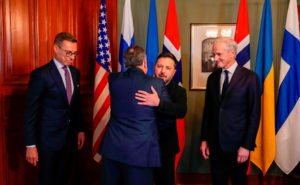 På bilden syns Finlands president Alexander Stubb, Ukrainas president Volodymyr Zelenskyj, Norges statsminister Jonas Gahr Støre och USA:s specialsändebud Steve Witkoff. Witkoff står med ryggen mot kameran och kramar om Zelenskyj.